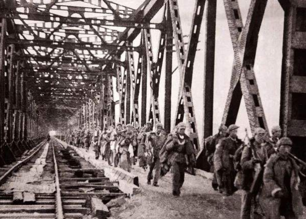 中美朝鮮大戰,麥克阿瑟要炸燬鴨綠江大橋,美國總統連忙反對 中美朝鮮大戰,麥克阿瑟要炸燬鴨綠江大橋,美國總統連忙反對