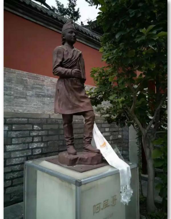 西城那個大白塔，塔頂的磚縫裡，藏著這樣一份手書