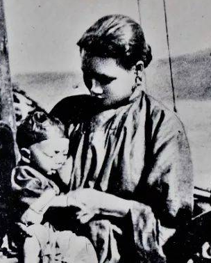 1949年,湖南乞丐給政府捐出16兩黃金後哭訴:這是我亡夫上交的 1949年,湖南乞丐給政府捐出16兩黃金後哭訴:這是我亡夫上交的