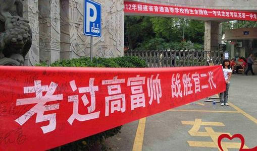 兒子高考差2分無緣清華，母親不甘重查試卷，捲上11字讓她清醒