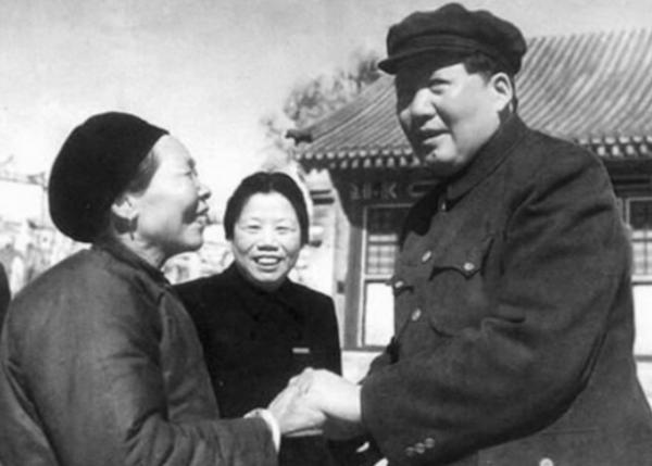 52年毛澤東視察黃河,一六旬老太趕來詢問:主席,斯大林咋沒來? 52年毛澤東視察黃河,一六旬老太趕來詢問:主席,斯大林咋沒來?