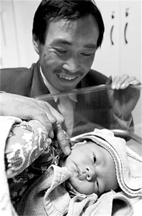 她生12個小孩全部夭折,第13個卻活了下來,如今已長大成人 她生12個小孩全部夭折,第13個卻活了下來,如今已長大成人