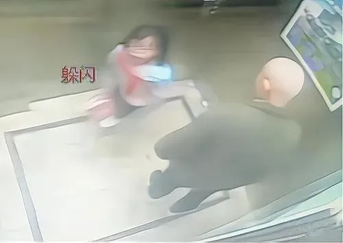 6歲女孩坐電梯遇到壞老頭，最終化險為夷，這波操作堪稱教科書