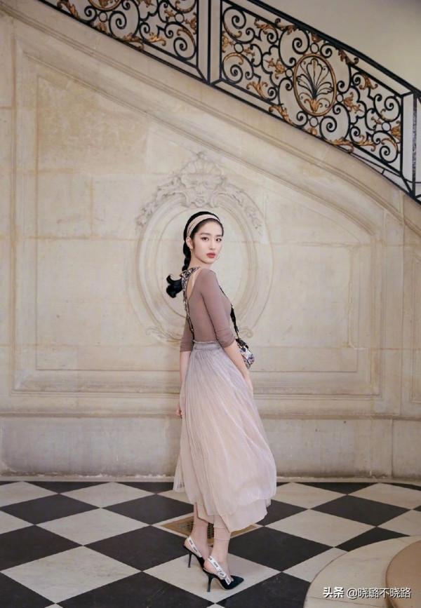 扔掉你的小白鞋吧，現在流行穿&OpenCurlyDoubleQuote;裸跟鞋&rdquo;，搭裙子褲子都時髦好看