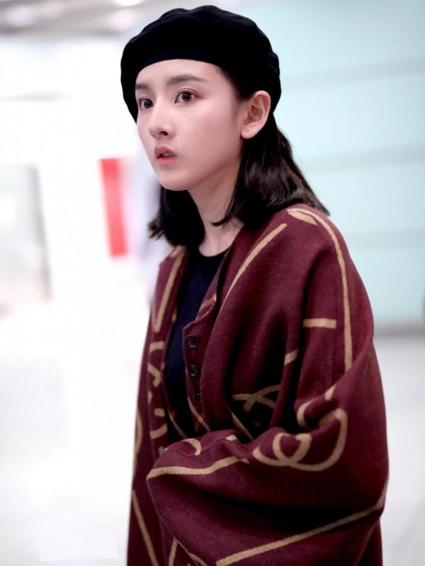 真搞不懂宋祖兒的新時尚，披塊兒毯子就出門了，但意外很有高階感