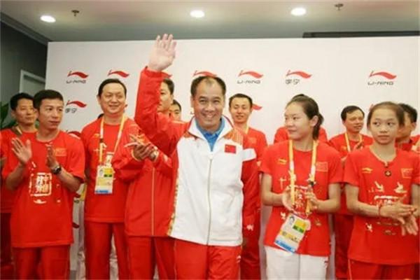 &OpenCurlyDoubleQuote;體操王子&rdquo;李寧身價百億，58歲頭髮脫落，59歲妻子仍風韻猶存