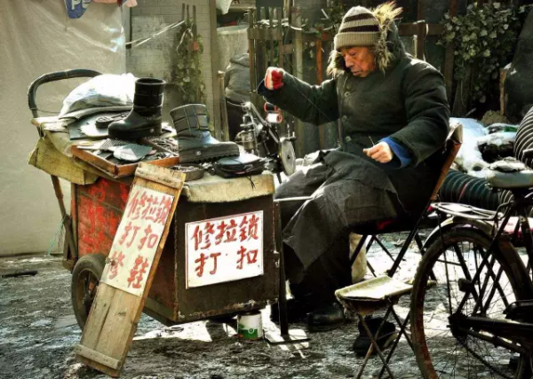 70年代難得一見的手工人老照片,好熟悉!有的快失傳… 70年代難得一見的手工人老照片,好熟悉!有的快失傳…