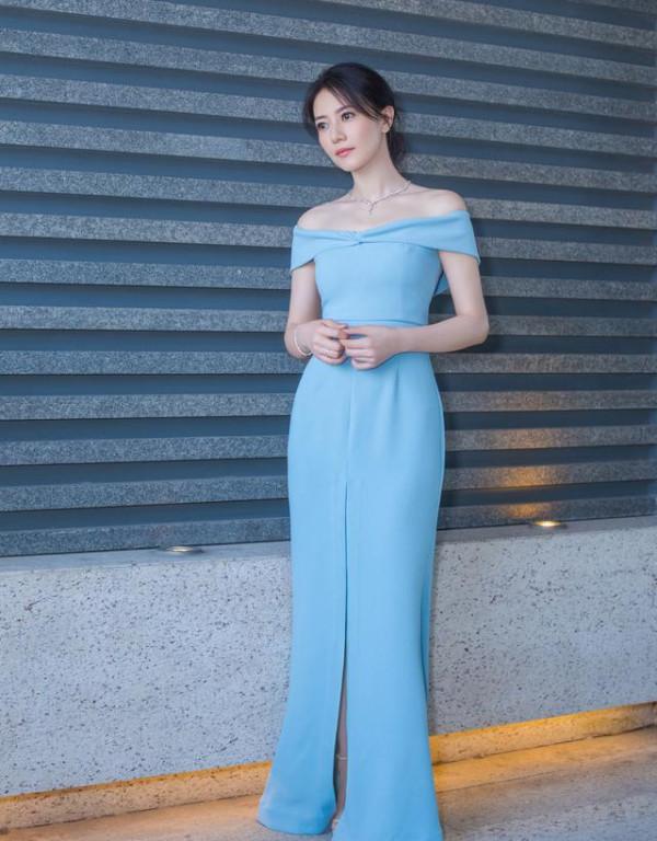 高圓圓很適合穿藍裙子，膚白貌美氣質清純，趙又廷眼光真好