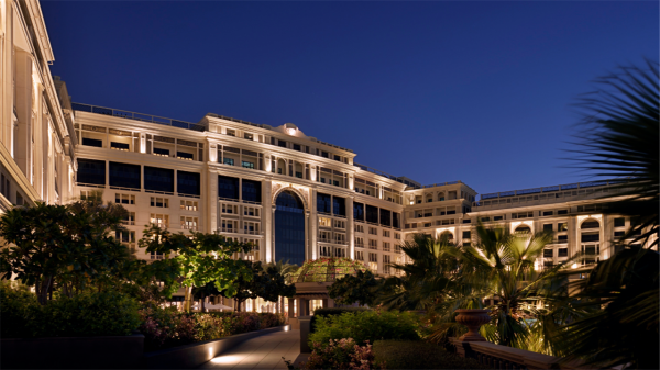 世界僅有的“八星酒店”，與總統府僅一牆之隔，住一晚要花多少錢