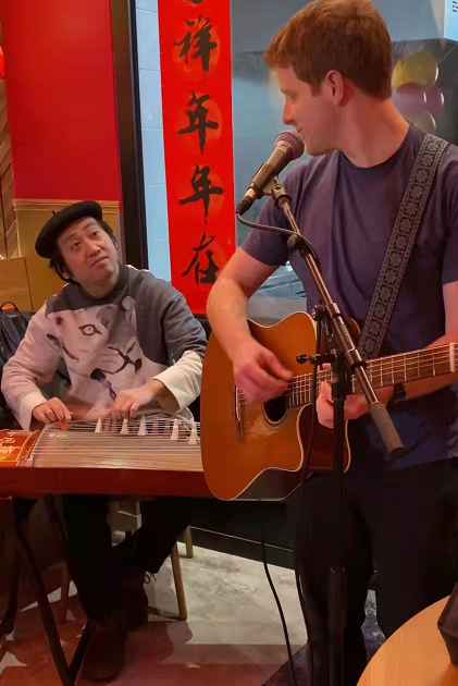 巴黎華人新春“小聚會”來了數百法國人：做了五六百個餃子，一百多碗刀削麵，還有人沒吃到