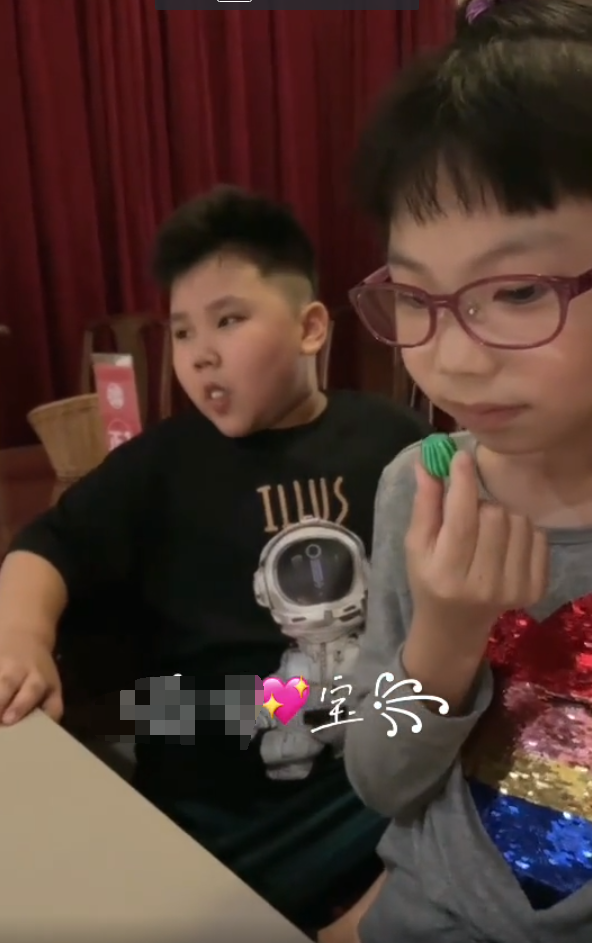 德雲社又有喜事了！郭德綱一家三口罕見同框，親朋好友都來捧場