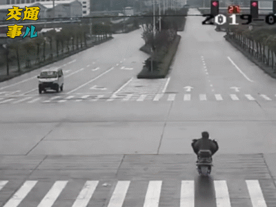 這就是自殺式騎車，轉給騎電動車的看看2