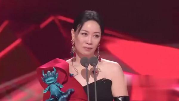 2015年姚貝娜去世，葬禮上那英哭成淚人卻被罵，當年兩人有何恩怨