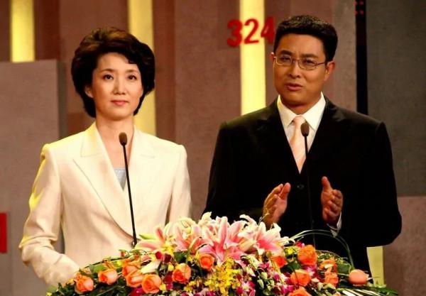 “央視主播”李修平：有過一次婚姻，42歲再婚也幸福，58歲沒孩子