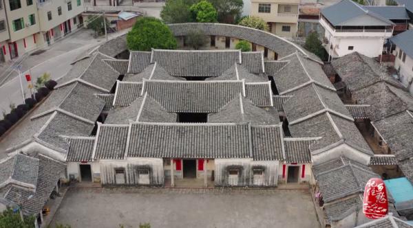 客自北方來，駐足在梅城