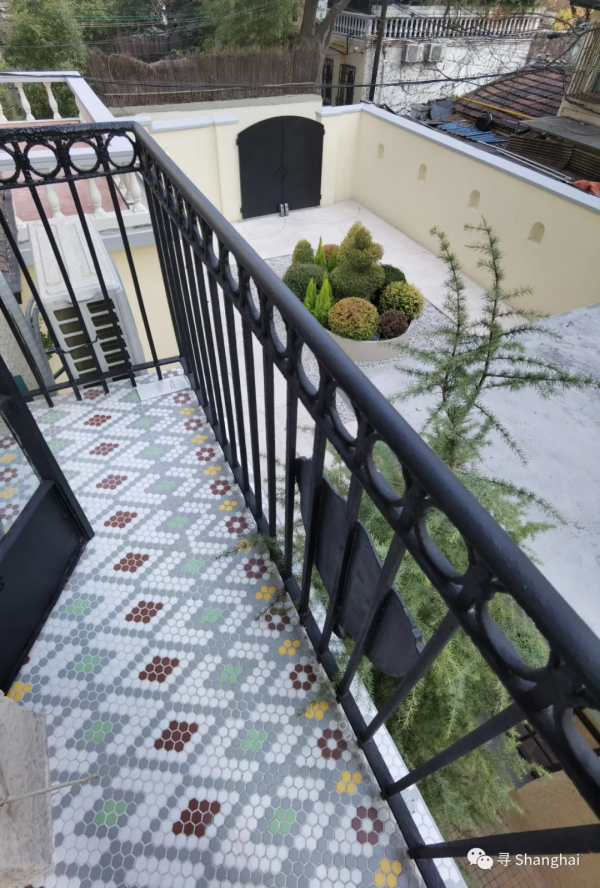 在莫蘭迪色的洋房裡看中古傢俱展