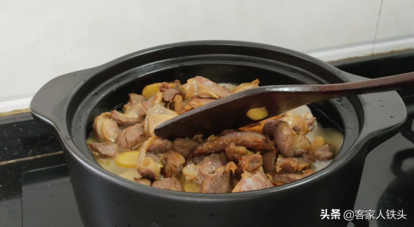 我家蘿蔔從不炒，加1塊隔山肉，這做法我家一週可以吃3次，超過癮