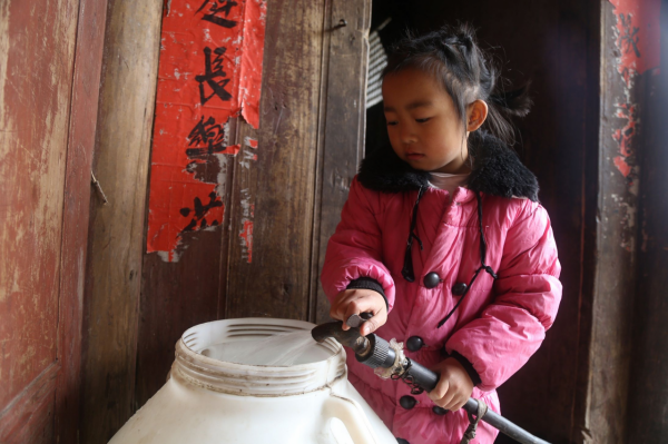 媽失蹤爸坐牢，6歲女孩撐起三代之家，13億人為她點贊加油