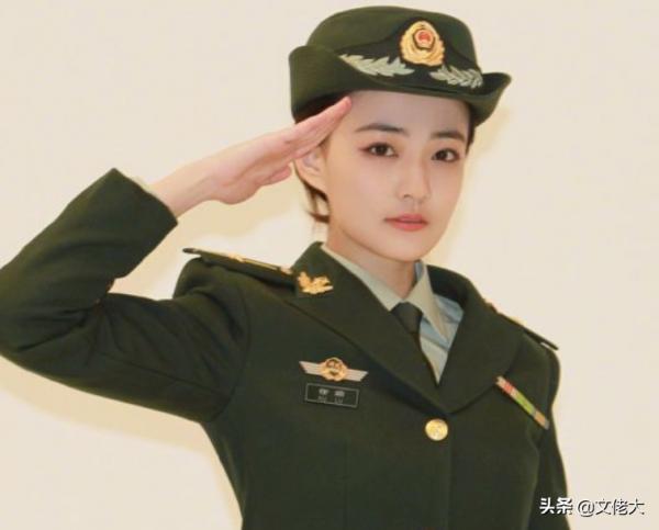 娛樂圈擁有軍人頭銜的明星，每個都不容易，徐璐讓人刮目相看