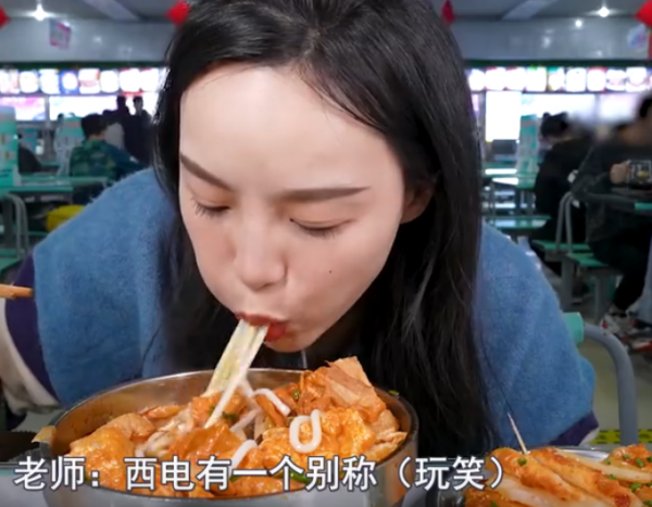 網紅小貝學校開吃播被偶遇，助理擁簇陣勢大，曾豪捐50萬被稱讚