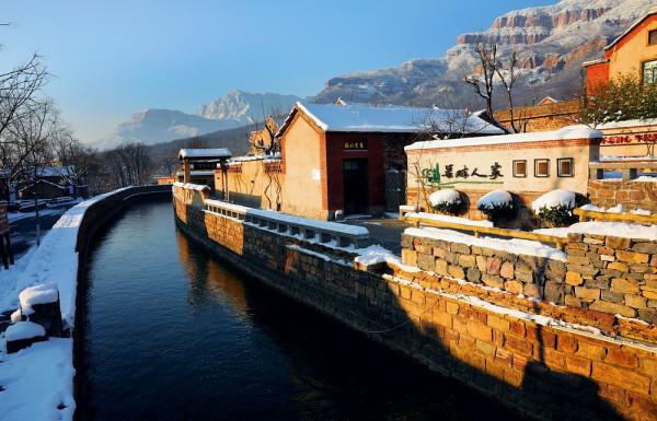 雪後廟荒村,翠竹白雪,如同一幅清淡素雅的水墨畫 雪後廟荒村,翠竹白雪,如同一幅清淡素雅的水墨畫