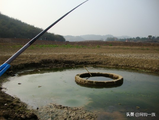 一個乾枯的水井，直徑不到1米，在這能釣魚媳婦說給生吃了
