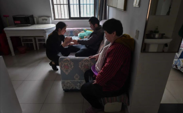 95後女孩照顧腦癱弟弟20年，晚上抱著睡，不敢找物件，怕拖累別人