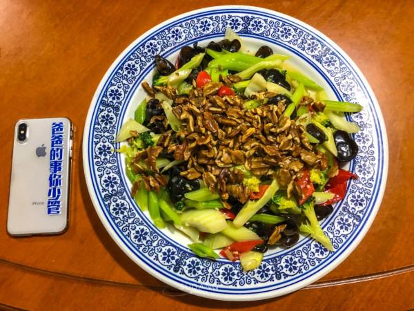 東北菜量太大大大了！東北菜量有多大，東北人就有多實在