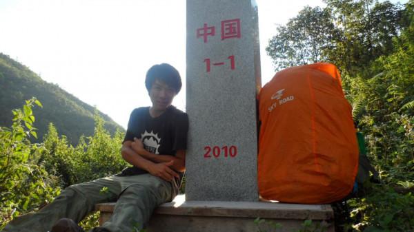 小夥孤身徒步至邊境深山，欲探秘三國邊境，深夜踏空險些跌落山崖