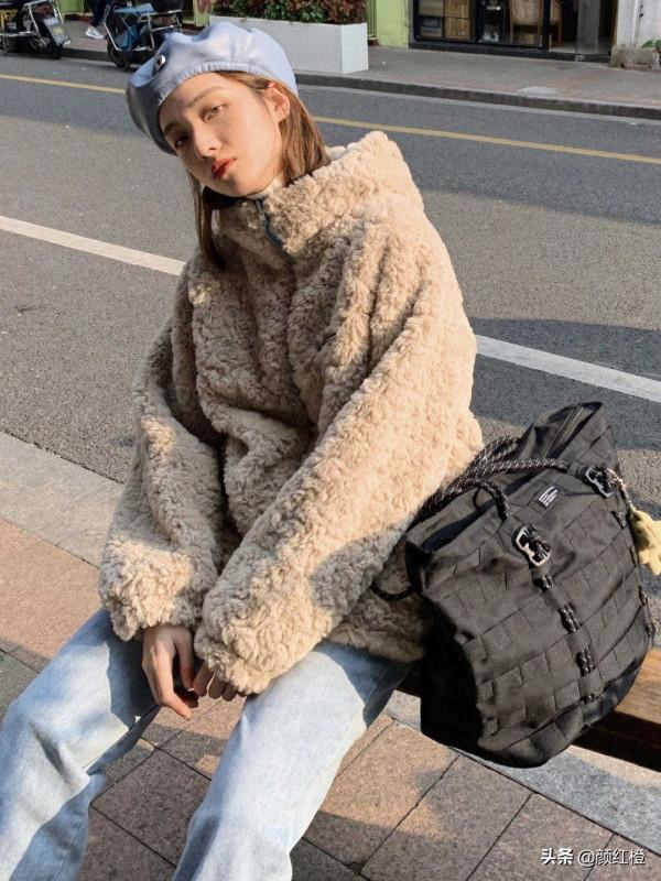 秋冬必備的衣服單品，羊毛羔外套搭配牛仔褲，不僅保暖還時尚