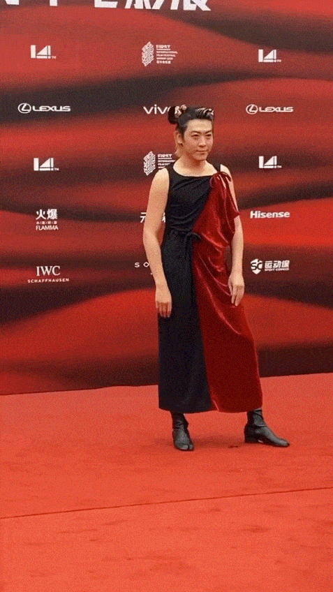 女明星頒獎典禮上奇裝異服，現在看來，尷尬到“辣眼睛”