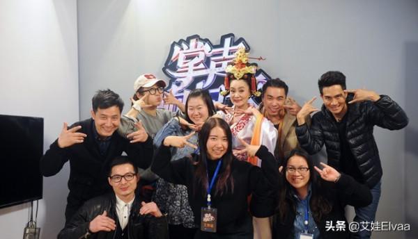 62歲劉雪華真是歲月美人，穿T恤漁夫帽綜藝首秀，臉上蘋果肌搶鏡