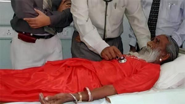 引印度軍方介入調查的苦行僧:自13歲不吃不喝持續77年,如何做到 引印度軍方介入調查的苦行僧:自13歲不吃不喝持續77年,如何做到