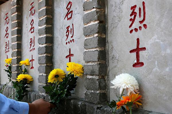 20歲軍人為國捐軀，4位親人相繼離世，39年後唯一的姐姐前來哭祭