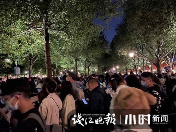 小時連線｜上海迪士尼暫時關閉的這一夜，我看到醫護人員的隊伍比煙花更震撼