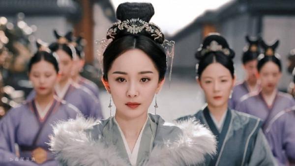 35歲的《斛珠夫人》女主楊冪,如何從慘絕人寰的嫩牛五方變成女神 35歲的《斛珠夫人》女主楊冪,如何從慘絕人寰的嫩牛五方變成女神