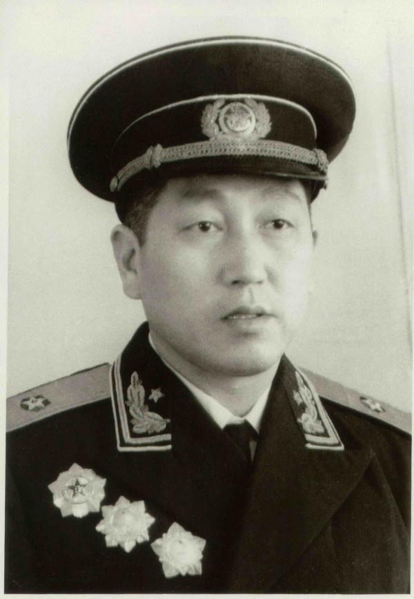 開國少將鄭國仲離家18年，1947年返鄉探親時，老母親：長官您找誰