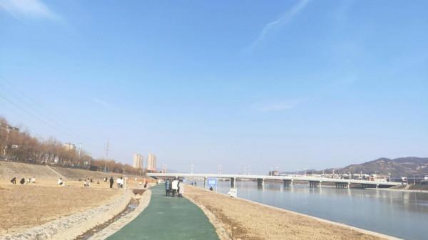 正月初三，洛水岸邊，豔陽高照