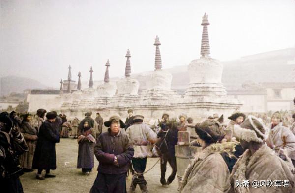 1936年的青海西寧塔爾寺，門前是熱鬧非凡的集貿市場