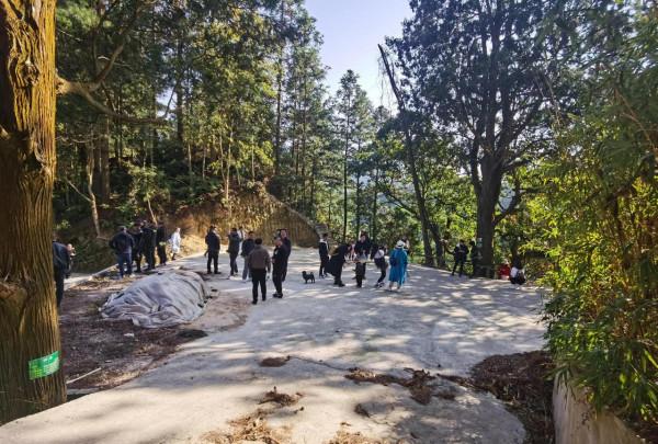 昨天有一夥人在這裡幹……