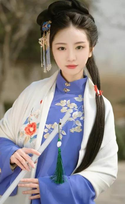 衣服的領子和袖子，在歷史卷軸中的n次回眸