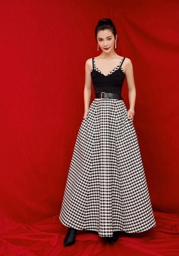 李冰冰厲害了,47歲還敢挑戰00後的“棋盤裙”,簡直時髦炸了 李冰冰厲害了,47歲還敢挑戰00後的“棋盤裙”,簡直時髦炸了