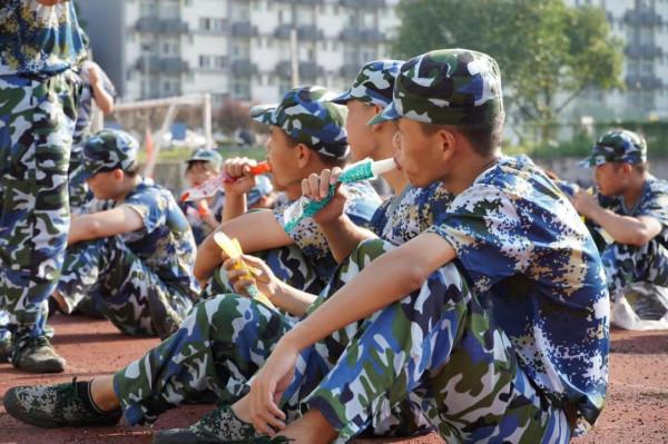 當中秋和軍訓撞了個滿懷