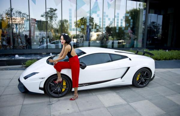 加油站偶遇“魯智深”，開40萬國產車，網友：想看“倒拔加油機”