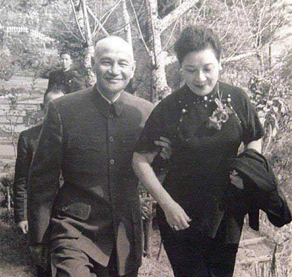 03年宋美齡在夢中去世，隔天清晨遺體被裹在羊毛毯中送出公寓