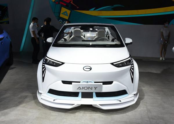 這臺AION Y一箭雙鵰：既能比比賽道，又能開敞篷拉風！