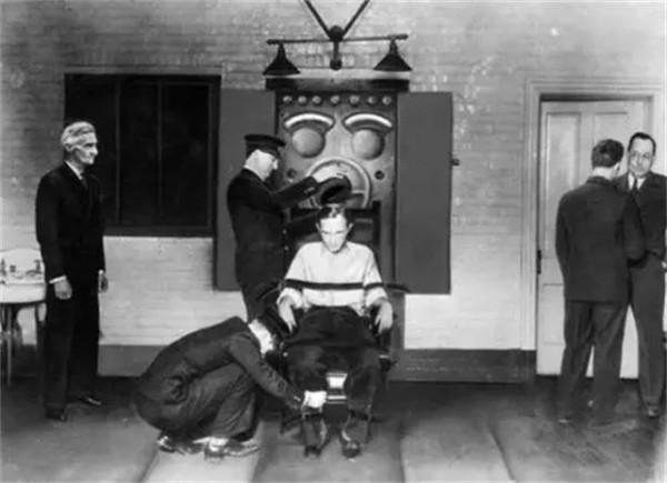 99年美國囚犯被判終身監禁，蠢到親手改判自己死刑，坐上電椅受刑