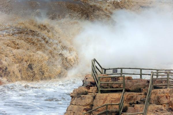 近日,絡絲潭瀑布迎來濁浪滔天、金濤拍浪景觀 近日,絡絲潭瀑布迎來濁浪滔天、金濤拍浪景觀