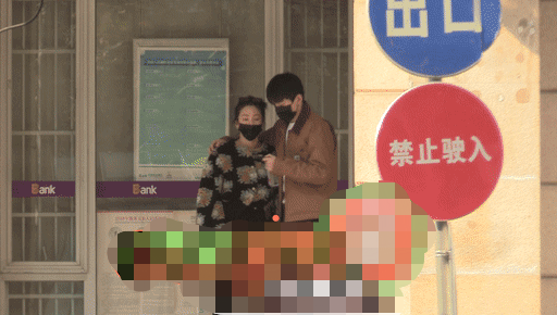 張雨綺新戀情疑曝光！與小10歲男星街頭貼身摟抱，男方五官超帥氣