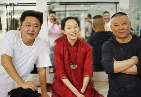 罕見!侯耀文大女兒露面,41歲氣質出眾,穿旗袍與郭德綱于謙同框 罕見!侯耀文大女兒露面,41歲氣質出眾,穿旗袍與郭德綱于謙同框